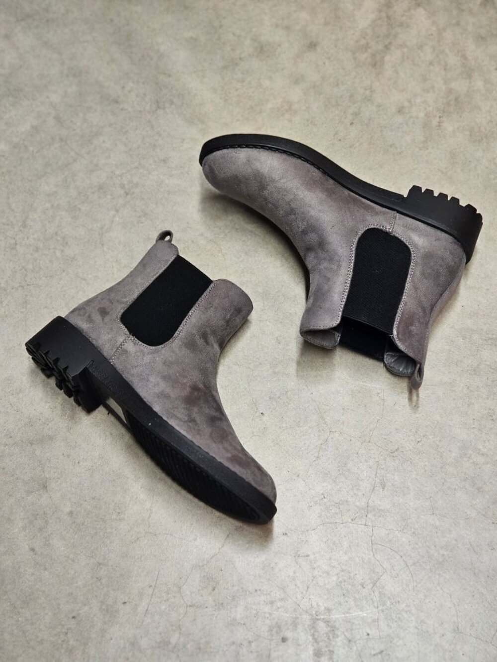 Gray Suede Chelsea Boots With Elastic Side Panels & Lug Sole Womens Size 6 - Picture 7 of 13
